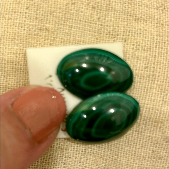 Green malachite post earrings - Picture 1 of 2